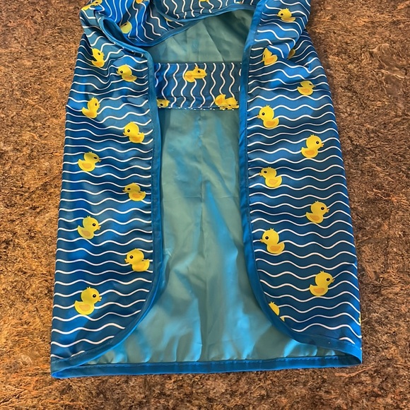🐤🐾☔️🌦️NWOT Rubber Ducky Hooded Dog Adjustable Velcro Closure Raincoat 🐾💛💙 - Picture 7 of 12